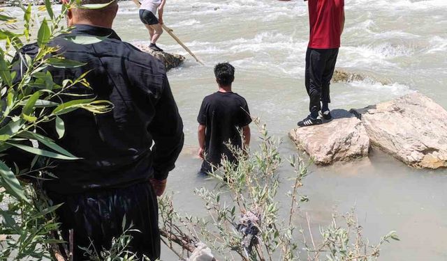 Zap Suyu’nda balık avlayan genç akıntıya kapıldı