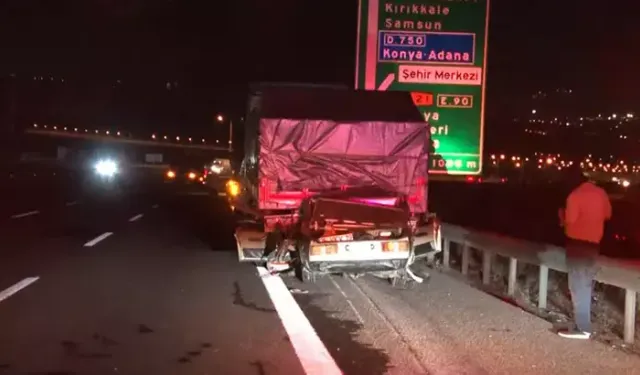 Ankara'da Emniyet Şeridindeki TIR'a Çarpan Otomobilin Sürücüsü Hayatını Kaybetti