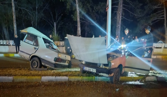 Edirne'de Korkunç Kaza: Otomobil İkiye Ayrıldı, 2 Yaralı