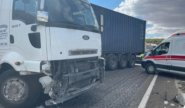 İzmir-Manisa Yolunda Kaza: Tır Bariyerlere Girdi, Trafik Kilitlendi