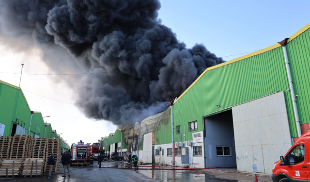 Adana'da Geri Dönüşüm Fabrikasında Çıkan Yangına İtfaiye Müdahalesi Sürüyor