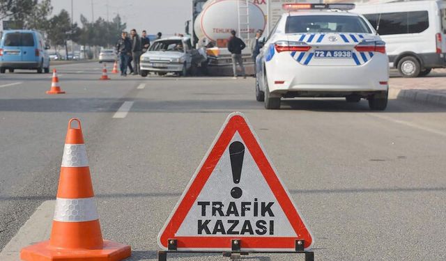 Adıyaman Besni'de Otomobil ile Kamyonet Çarpıştı: 4 Kişi Ağır Yaralandı