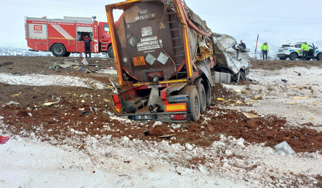 Kahramanmaraş'ta Yakıt Tankeri Şarampole Devrildi: 1 Yaralı