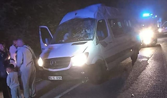 Tokat'ta Düğün Yolculuğunda Faciadan Dönüldü: Minibüs İstinat Duvarına Çarptı, 13 Kişi Yaralandı