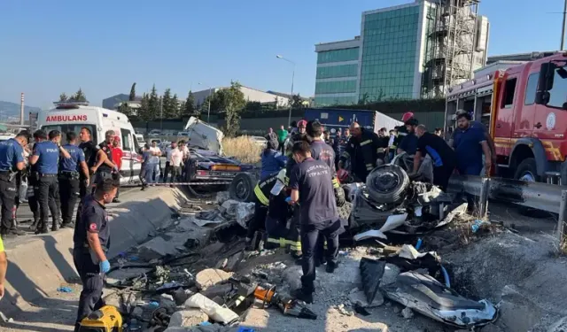 Kocaeli'de Zincirleme Kaza: TIR Dorsesi Otomobilin Üzerine Düştü, 5 Ölü