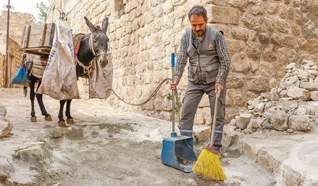 Mardin’de Tarihi Görev Tamamlanıyor: Kadrolu Eşekler Emekli Oluyor, Yerlerini Elektrikli Araçlar Alıyor