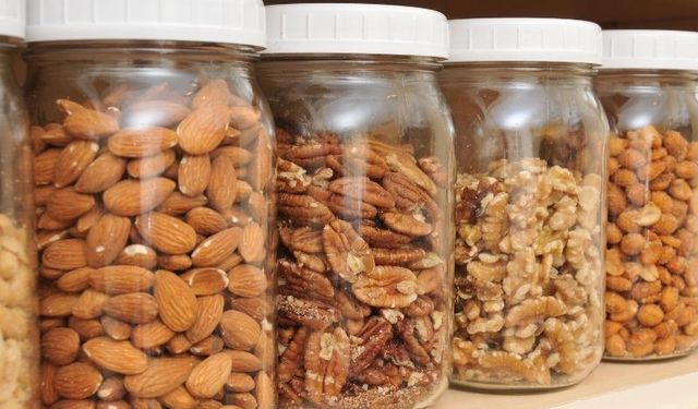 Evdeki Küçük Sır: Kuruyemişleri Aylarca Kurtlanmadan Saklamanın 5 Doğal Yolu