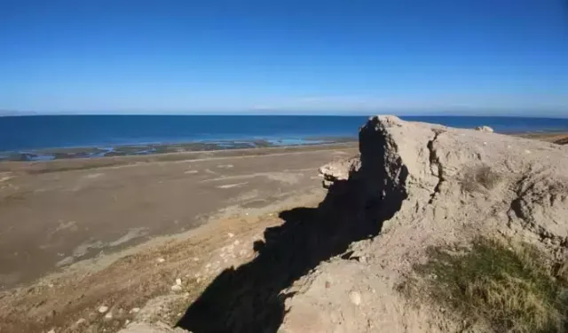 Van Gölü’nden Geriye Kalan: Mavi Güzellik Yerini Çorak Toprağa Bıraktı