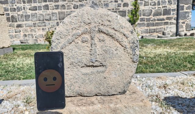 Diyarbakır’da Duygulara Kazınan Tarih: Emojili Asker Mezar Taşı Ziyarete Açıldı