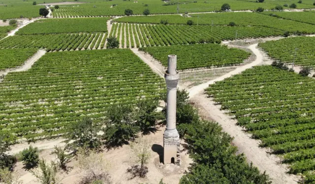 Sarıgöl Ovasında Yalnız Bir Tanık: Kırık Minare Zamana Meydan Okuyor