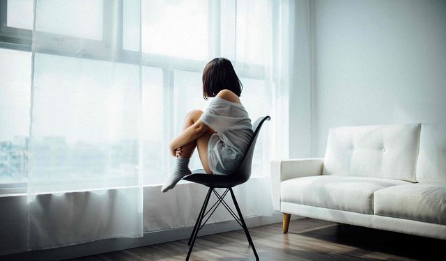 Zihinsel Yükten Kaçış: Evden Çıkmak İstememenin Psikolojideki Karşılığı