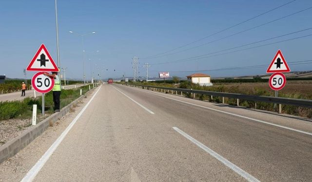 Trafik İşaretlerinde Büyük Değişim: Kara Yollarında Hız Levhaları Azaltıldı