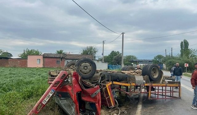 Faciadan Dönüldü: Otomobilden Kaçarken Devrilen Kamyon 5 Kişiyi Yaraladı