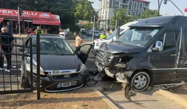 Bingöl'de Kavşakta Korkutan Kaza: Minibüs ile Otomobil Çarpıştı, 5 Kişi Yaralandı