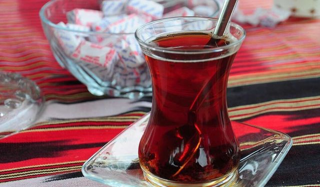 Çaya Lezzet Katıyor: Demliğe Atılan İki Küp Şekerin Etkisi Ortaya Çıktı
