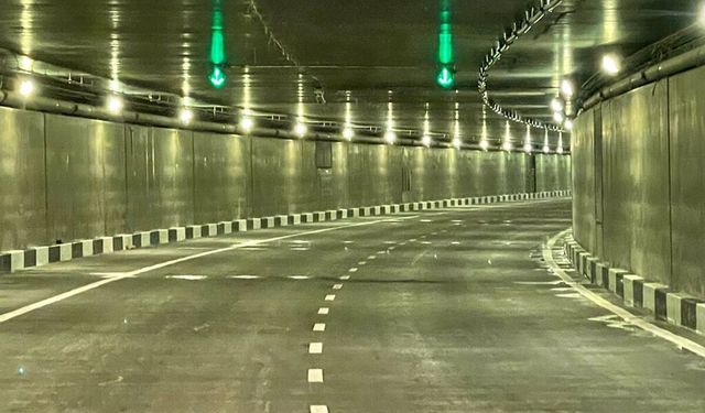 Yağmur Bastırınca Otoyol Dev Bir Sel Kanalına Dönüşüyor