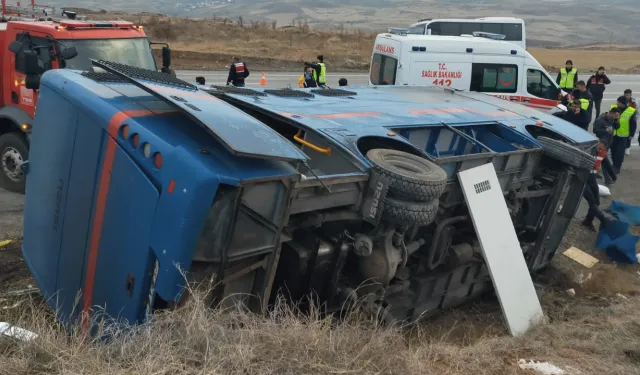 Sivas'ta Cezaevi Nakil Aracı Dehşeti! Devrilen Araçta 3 Kişi Yaralandı