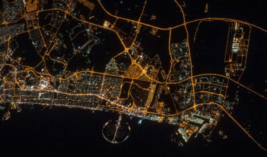 NASA, Uluslararası Uzay İstasyonu&#039;ndan yıl boyunca çekilen fotoğraflardan bir derleme hazırlayarak yılın fotoğraflarını paylaştı. 

Fotoğraflar hem büyüleyici doğa olaylarını, hem de küresel ısınmanın etkilerini gösteriyor.

Uzay İstasyonu şehir ışıklarını da yakalayabiliyor. Bu fotoğraf 11 Mart&#039;ta Dubai üzerindeyken çekilmişti.