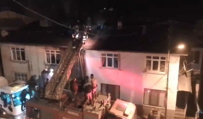 Artvin’de 2 katlı evin çatısında yangın çıktı