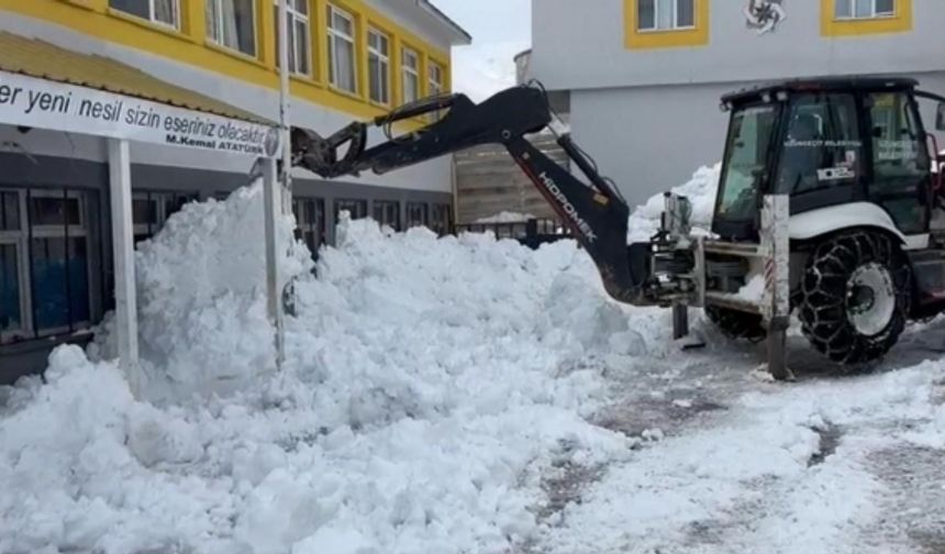 Şırnak’ta okul bahçeleri kardan temizleniyor