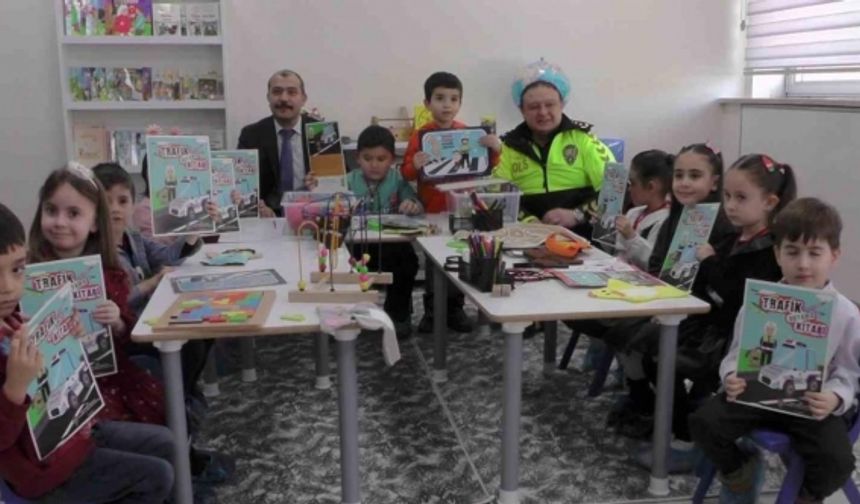 Çocuklar, İstiklal Marşı okuyarak Akif’i andı