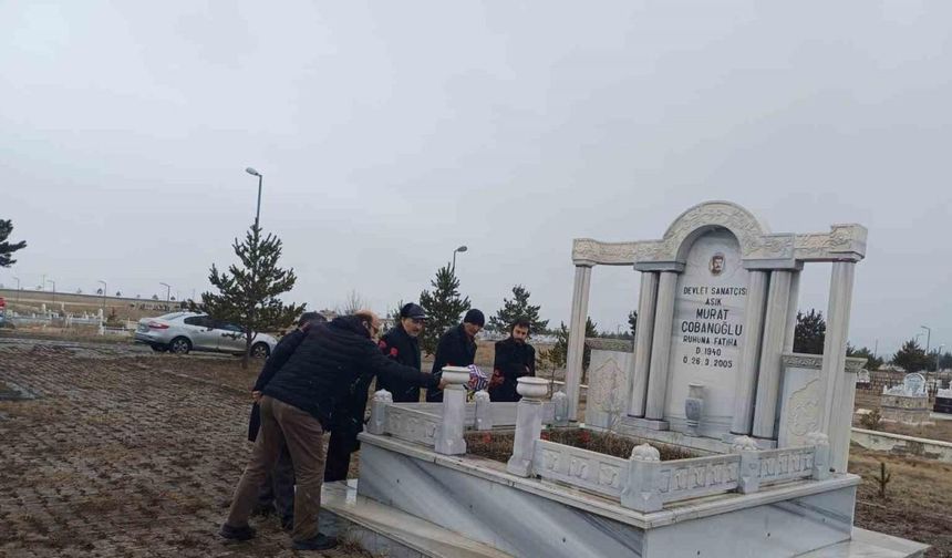 Aşık Murat Çobanoğlu Kars’taki mezarı başında anıldı