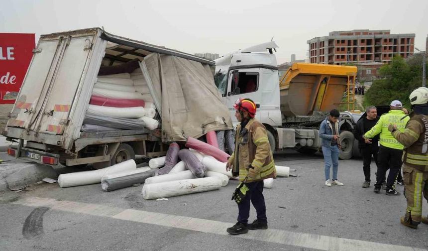Başakşehir’de freni patlayan yük dolu kamyonet karşı şeride geçerek hafriyat kamyonu ve otomobile çarptı