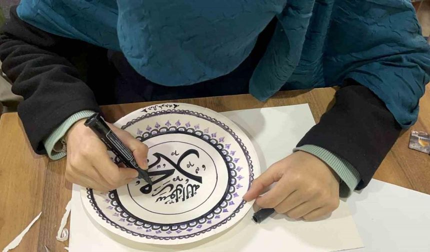 Gümüşhane’de üniversite öğrencileri Hüsn-i Hat sanatını öğreniyor