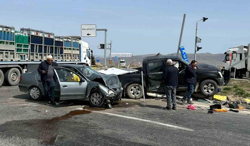 Kırıkkale’de otomobil ile pikap çarpıştı: 3 yaralı