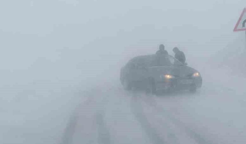 Muradiye’de kar ve tipiden kapanan yollar ulaşıma açıldı