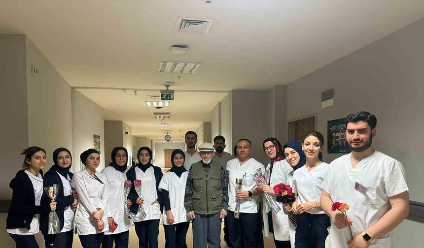 Üniversite öğrencileri hastanede tedavi gören yaşlılara karanfil dağıttı