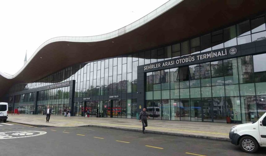 9 günlük resmi tatilin son gününde Trabzon Şehirlerarası Otobüs Terminali’nde yoğunluk yaşandı