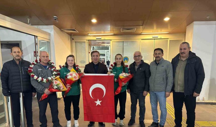 Almanya’da tarih yazan Erzincanlı kızlara havalimanında karşılama