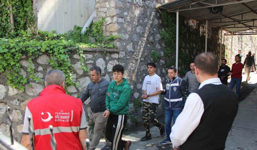Amasya’da İl Göç İdaresi binasından kaçan 25 kaçak göçmenden 24’ü yakalandı, bakanlık soruşturma başlattı