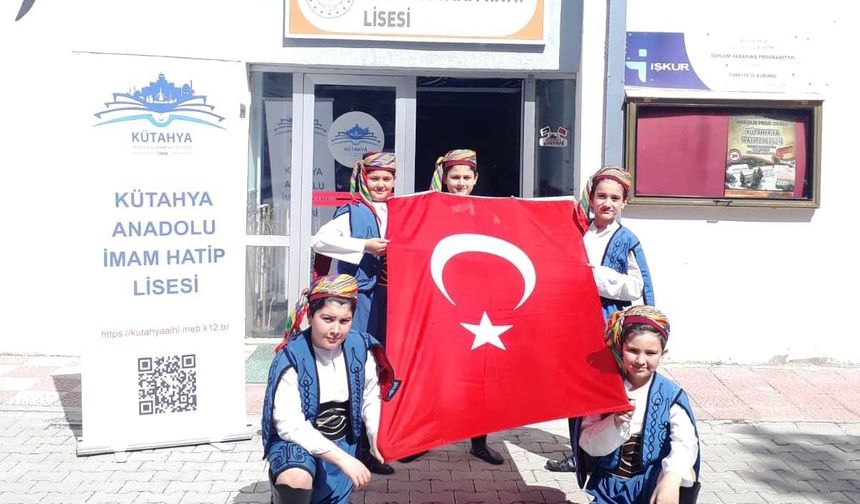 Anadolu İmam Hatip Lisesi öğrencileri farklı ülkelerde Kütahya’yı tanıtıyor