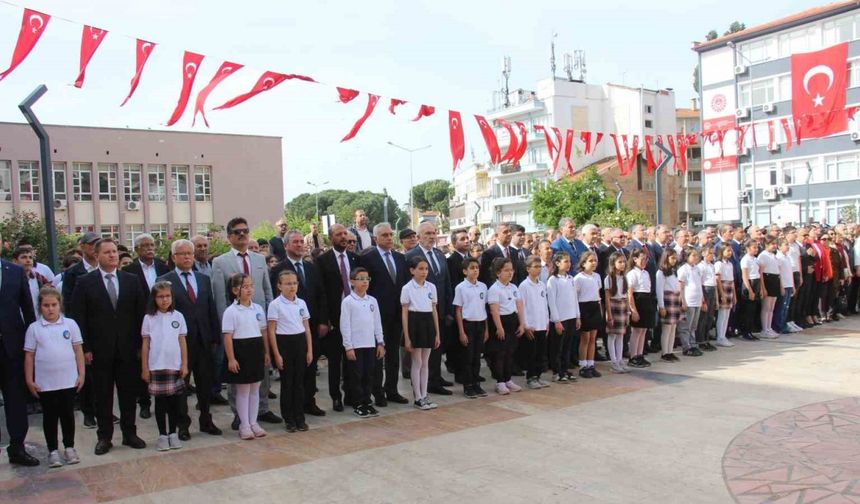 Aydın’da 23 Nisan kutlamaları çelenk töreni ile başladı