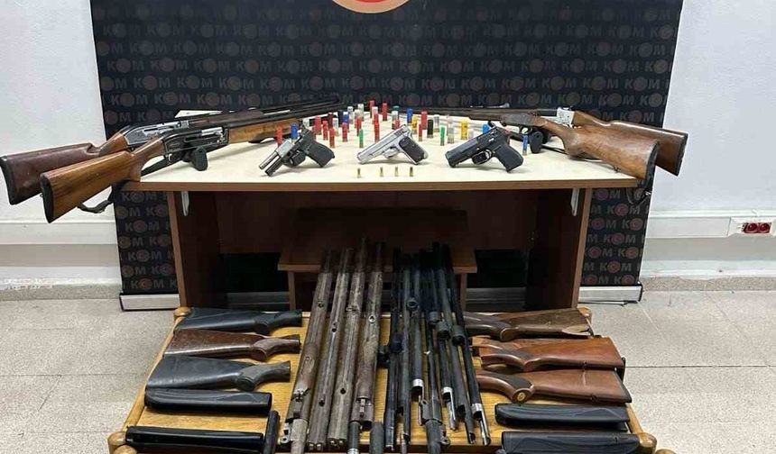 Burdur’da evlerinde ruhsatsız silahlar ele geçirilen 3 şüpheliye işlem yapıldı