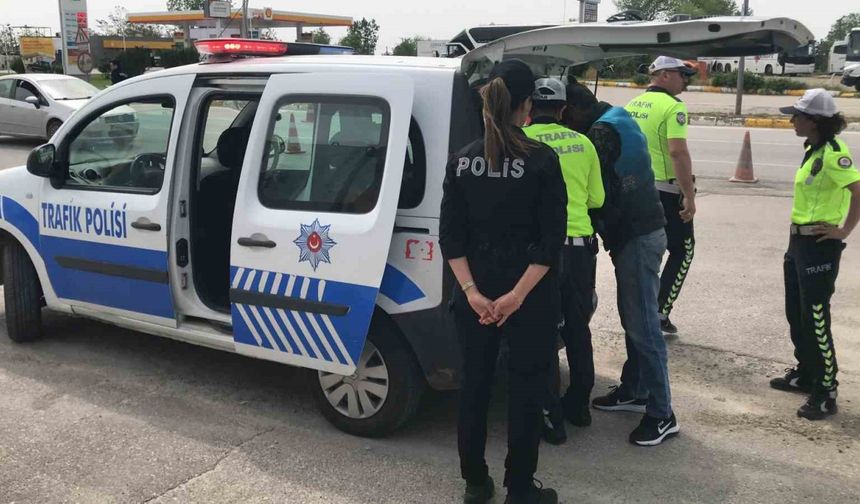 Edirne’de ’pes’ dedirten olay: İçi yolcu dolu minibüsün şoförü alkollü çıktı