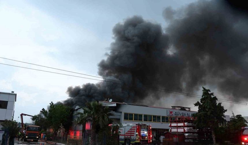 İzmir’de iki ayrı fabrikada çıkan yangın kontrol altında