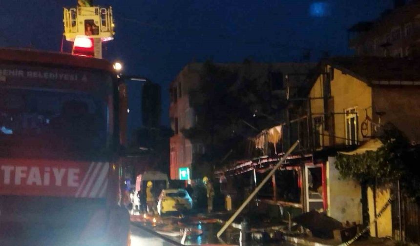 Maltepe’de korkutan iş yeri yangını: Restoran alev alev yandı