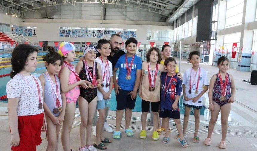 Osmaniye’de okullar arası minikler yüzme yarışması şampiyonları belli oldu
