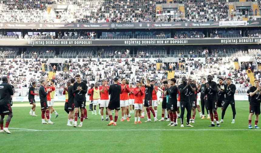 Beşiktaş ve Hataysporlu futbolcular, tribünleri birlikte selamladı