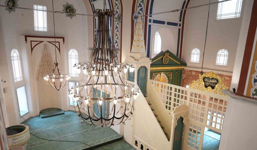 Cam döşemesinin altında sergilenen eserlerle adeta müze olan Atik Mustafa Paşa Camii ibadete açılıyor