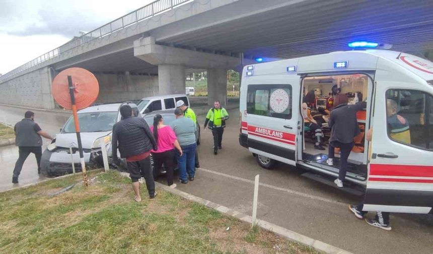 Keşan’da hafif ticari araç ile otomobil çarpıştı: 3 yaralı