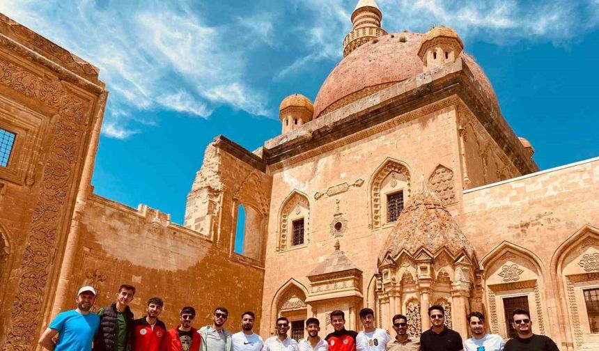 Misafir sporcu öğrenciler, İshak Paşa Sarayı’nda tarihe yolculuk yaptı