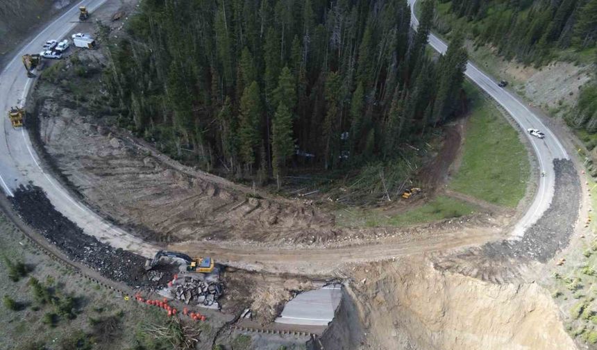 ABD’de dağ geçidinde yol çöktü