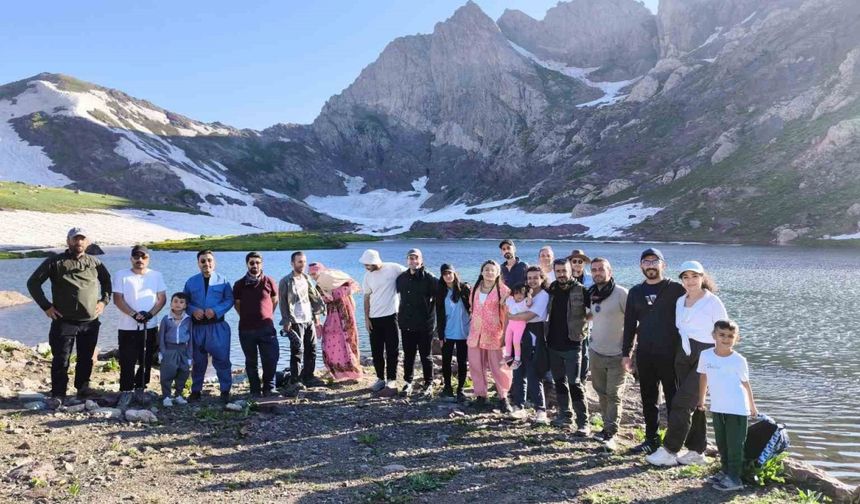 35 dağcı Sat Gölleri’nin güzelliklerini görme fırsatı buldu