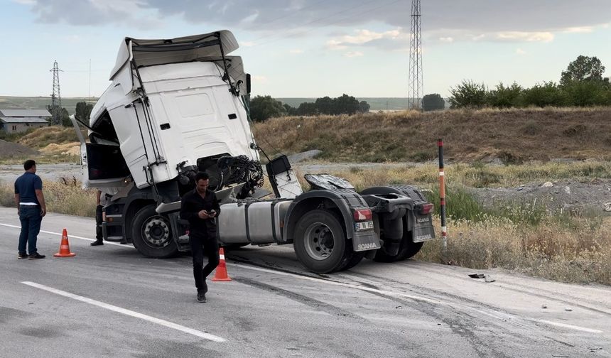 Ahlat’ta tırlar çarpıştı: 2 yaralı