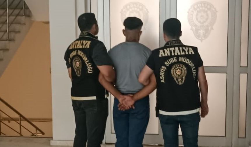 Antalya’da 25 yıl kesinleşmiş hapis cezasıyla aranan firari yakalandı