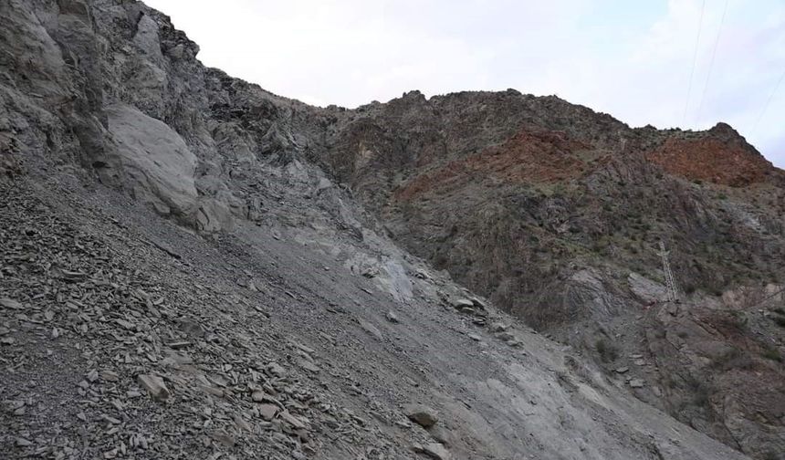 Artvin Valisi Ünsal, heyelan nedeniyle kapanan köy yolunu inceledi